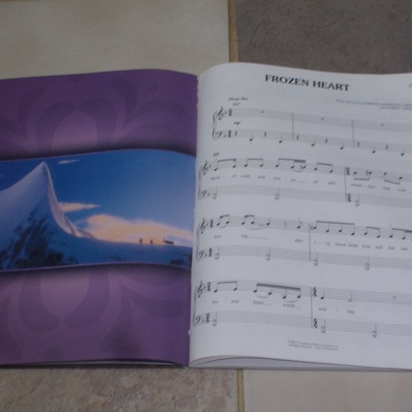 Collectable, "Frozen" easy piano, soft cover 71 pages - Picture 4 of 5